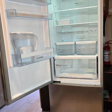 Appartement Prime - Large Independent Apartment, Air Conditioning, 2 Bathrooms, 2 Free Covered Parking Spaces, No Restricted Traffic Zone, Train Station 100m, Theatre 150m, Historic Centre Varese