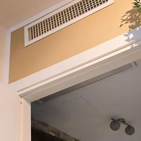 Appartement Prime - Large Independent Apartment, Air Conditioning, 2 Bathrooms, 2 Free Covered Parking Spaces, No Restricted Traffic Zone, Train Station 100m, Theatre 150m, Historic Centre