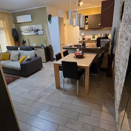 Prime - Large Independent Apartment, Air Conditioning, 2 Bathrooms, 2 Free Covered Parking Spaces, No Restricted Traffic Zone, Train Station 100m, Theatre 150m, Historic Centre Appartement *