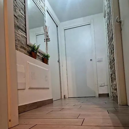 Prime: With Ac And Parking Near Train Station Apartment