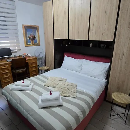 Prime: With Ac And Parking Near Train Station Apartment