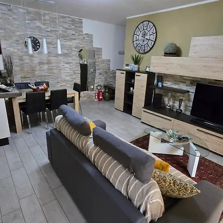 Apartment Prime: With Ac And Parking Near Train Station *