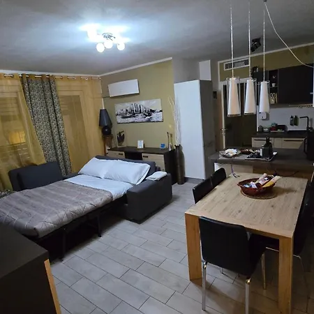 Apartment Prime: With Ac And Parking Near Train Station *