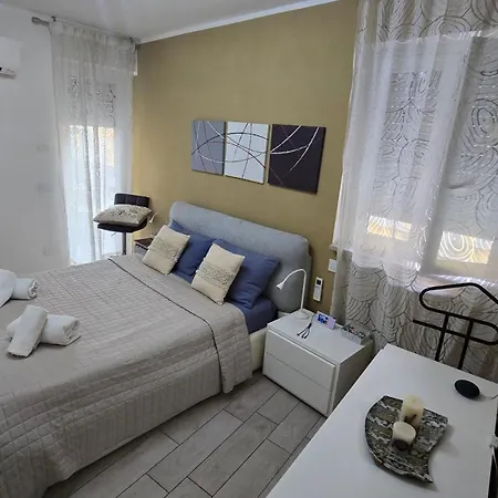 Vakantiehuis Prime - Feel At Home, Right In The Heart Of - Stylish And Large Apartment, Air Conditioning, 2 Baths, 2 Parking, Centre, Esengrini Montalbano Varese